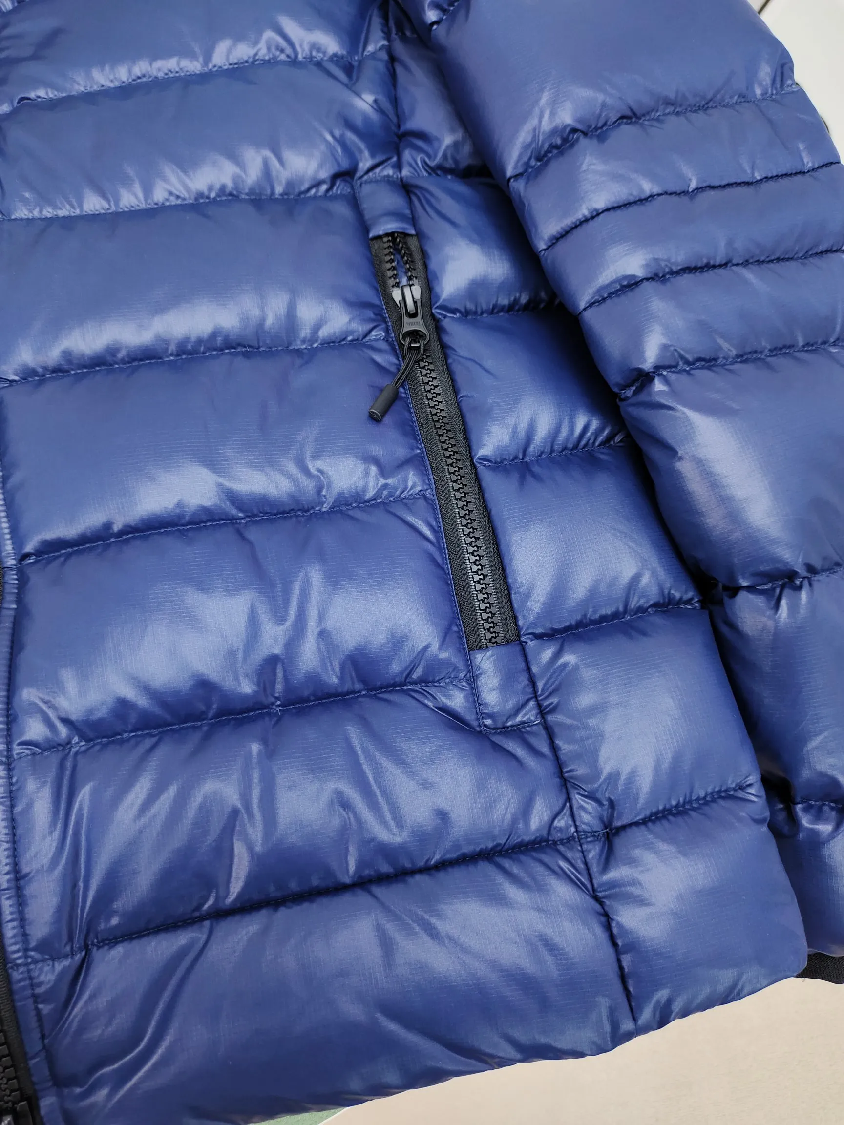 P860 ————2227MB model (high version) Canada goose Canada Goose Crofton hooded light down jacket, this is a down jacket suitable for late autumn and early winter: on cold and rainy mornings, it can be used as a layer of warmth inside the rainproof jacket, and can be worn alone in the late autumn and early winter with a little bit of coolness. Filled with white duck down. The Crofton Hooded Jacket is a versatile, lightweight and versatile piece that even packs itself in for easy transport. The inner layer has removable elastic straps, making the jacket easy to carry on the shoulder and hands-free. 2 zippered hand pockets with fleece fabric on the knuckle side for softness and warmth. Color: black with black label, black with red label, ocean blue, superoxide blue, silver birch red label, silver birch black label Size: XS-2XL